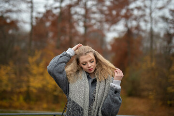 Wunderbare Schöne Frau mit Blondem Haar  und Grauen Mantel in der Winter Zeit in Berlin