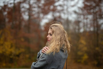 Wunderbare Schöne Frau mit Blondem Haar  und Grauen Mantel in der Winter Zeit in Berlin