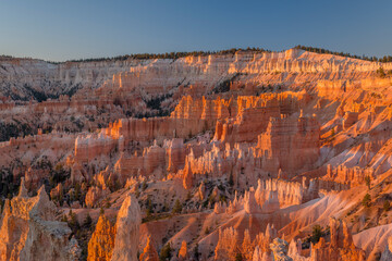 USA, Utah. Bryce Canyon National Park, view south at sunrise towards hoodoo formations in Bryce Amphitheater, from Sunrise Point.
