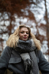 Wunderbare Schöne Frau mit Blondem Haar  und Grauen Mantel in der Winter Zeit in Berlin