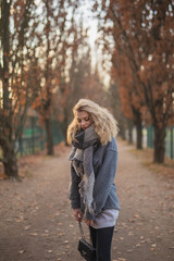 Wunderbare Schöne Frau mit Blondem Haar  und Grauen Mantel in der Winter Zeit in Berlin