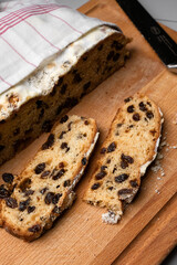 Christstollen in der Weihnachtszeit, Stollen mit Rosinen, Winterzeit