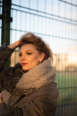 Wunderbare Schöne Frau mit Blondem Haar  und Grauen Mantel in der Winter Zeit in Berlin