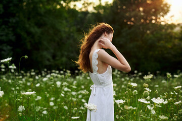 Obraz premium pretty woman in white dress field flowers freedom nature