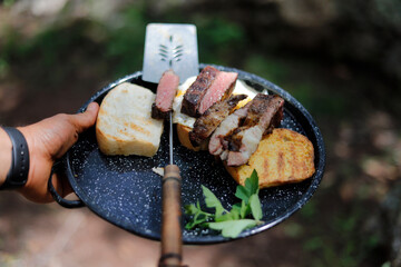 alimentos para un d&iacute;a de campo. Carne a la parrilla, pan artesanal y alguna hierva para complementar la vista y el sabor