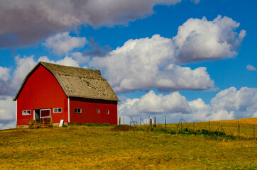 USA, Washington State, The Palouse, red barn