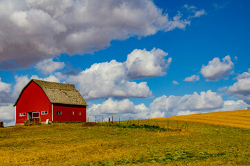 USA, Washington State, The Palouse, red barn