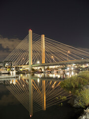 Obraz premium Usa, Washington State, Tacoma. Cable-stayed SR 509 bridge over Thea Foss Waterway at dusk