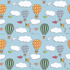 Naadloos patroon, met de hand getekende heteluchtballonnen die in de blauwe lucht vliegen, patroon voor achtergronden, inpakpapier, stoffen, hoezen en andere ontwerpen