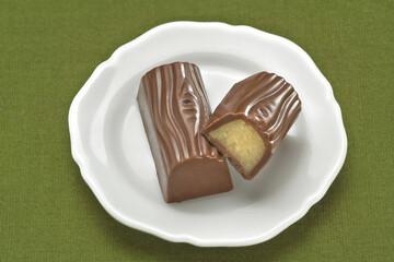 Chocolate em um prato branco em fundo verde