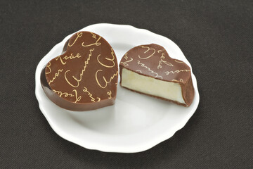 Chocolate em cima de um prato branco no fundo escuro