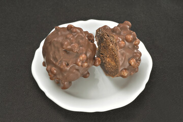 Chocolate em cima de um prato branco no fundo escuro