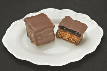 Chocolate em cima de um prato branco no fundo escuro