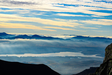Widok na dolinę, jezioro chmury przed zachodem w górach, zima mgła, chmury, krajobraz górski