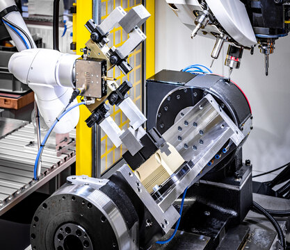automatisierte robotergesteuerte Werkst&uuml;ckbeladung mittels Cobot in Werkzeugmaschine