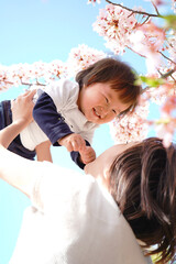 Naklejka premium 子供を高い高いする母親