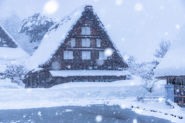 Naklejka premium 豪雪の白川郷へ行ってみない？