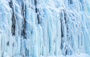 Fototapeta na wymiar icicles on the side of mountain