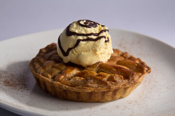Strudel de manzana en fondo blanco con bola de helado de vainilla 