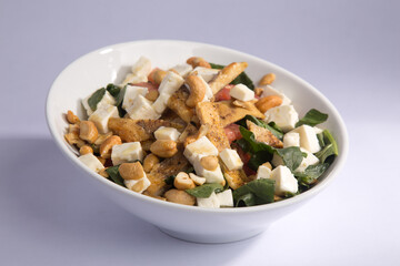 Ensalada cercana en fondo blanco muy saludable