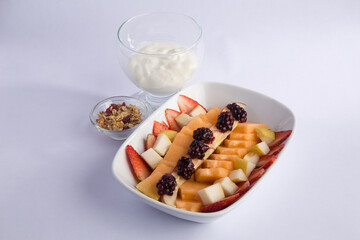 Coctel de frutas con yougurt natural y granola