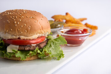 Hamburgesa con papas fritas y catsup en close up