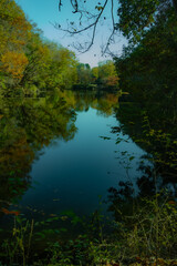 静かな秋の湖