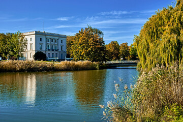 Das Weiße Haus am großen Parkteich im AGRA-Park Markkleeberg bei Leipzig.