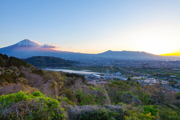 富士山と日の出の風景　静岡県富士市岩淵にて