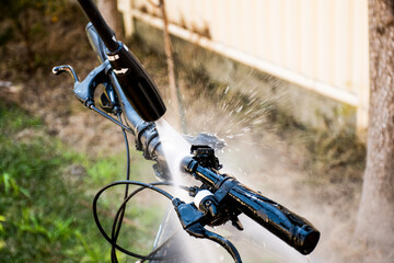 Cleaning washing a bilcycle handlebar with pressure washer cleaner. Self service do it yourself maintenance