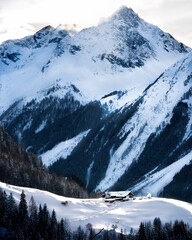 Alpenhütte, Hütte im Schnee, Winterlandschaft, Winterlich, Bergpanorama