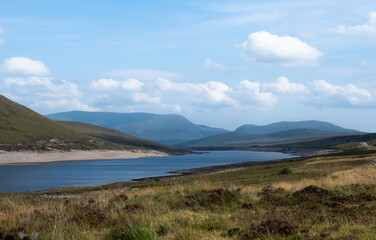 Obraz premium Glascarnoch Dam over Loch Glascarnoch