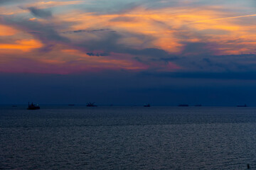 Obraz premium Nightfall in the sea and ships.