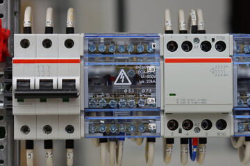 3-phase circuit breaker, phase bus connector, electromagnetic contactor.