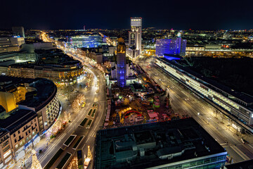 Fototapeta na wymiar Blick vom Europastern auf den Weihnachtsmarkt am Breitscheid-Platz in der City von Berlin