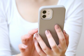 スマートフォンを見る女性