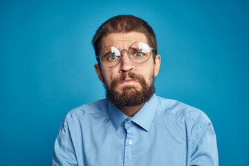 Obraz premium business man with glasses emotions blue background