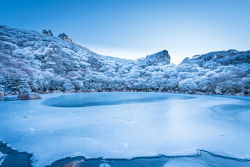 凍った池。冬のくじゅう連山