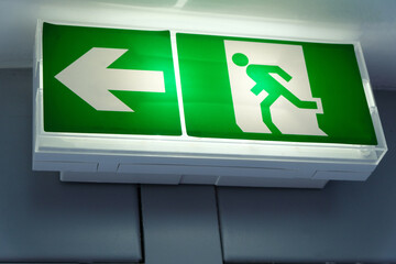 Enseigne lumineuse indiquant une issue de secours