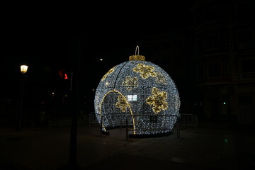 Bola de navidad en la ciudad