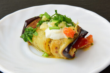rouladen aus auberginen mit fühlung aus möhren, tomaten und zwiebeln
