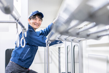 電車の清掃をするスタッフ