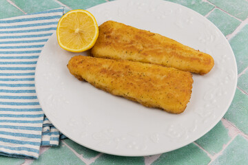 filet de poisson meunière et citron dans une assiette