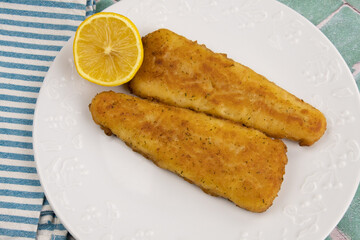 filet de poisson meunière et citron dans une assiette