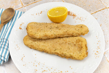 filet de poisson meunière et citron dans une assiette