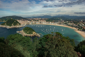 Obraz premium Sunny day in coastal city by the beach in San Sebastian, Spain