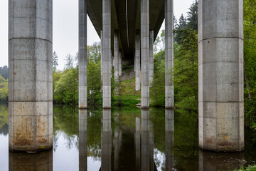 Stützpfeiler einer Autobrücke im See