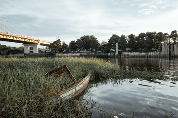 sink boats on the river under the bridge