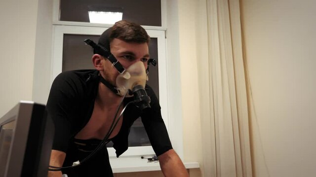 Muscular athlete cyclist with mask in medical science lab measuring Vo2 Max test