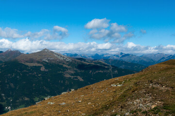Bergige Landschaft in Österreich.  Blick von einem hochgelegenen Punkt auf  eine Gebirgskette....